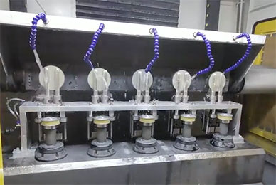 五軸機加入拋光液,配合拋光皮打磨